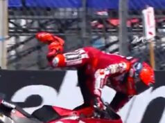 O motociclista Marc Márquez sofre um acidente espetacular na Moto GP ao quebrar a perna ao ser jogado da bicicleta