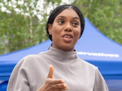 Kemi Badenoch apoiou o líder conservador escocês, Russell Findlay, ao dizer que é hora de reconstruir a confiança do público.
