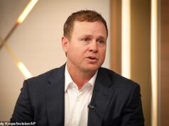 Spencer Pratt lança um discurso contundente contra a CBS criticando-a por transformar sua campanha em um espetáculo secundário depois de filmar uma entrevista com a rival Karen Bass