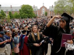 Oak All-Women Liberal Arts College, na pitoresca cidade da costa leste, está sob investigação para admissão de estudantes transgêneros