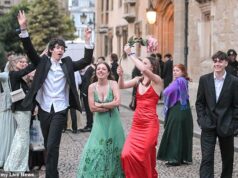 Estudantes festejam a noite toda nos bailes de maio da Universidade de Oxford, com preço de £ 200 por ingresso