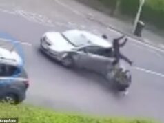 ‘Adolescente em motocicleta roubada’ bate em carro durante perseguição policial – antes de se levantar e correr direto para postes de amarração