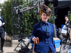 Christina Hendricks impressiona com roupa vintage durante as filmagens de Buccaneers