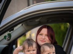 Mãe que deu à luz gêmeos no BMW de seu parceiro há uma semana, depois que a bolsa estourou, diz que ‘é melhor do que estar no hospital’