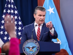 Pete Hegseth acusa Mark Kelly de discutir briefing ‘classificado’ na TV enquanto uma discussão acirrada irrompe novamente