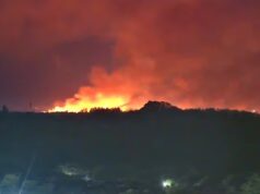Os bombeiros estão lutando contra um enorme incêndio florestal de 5.000 acres em Everglades para conter o incêndio que se espalha rapidamente e queimou casas próximas enquanto os moradores entram em pânico em meio à fumaça preta.