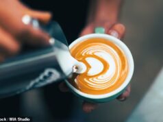 Comer frutas escuras e beber uma xícara de café por dia pode retardar o envelhecimento