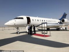 A-listers ‘surdos’ pedem jatos particulares de ex-pilotos e milionários para aterrar a economia aérea no Festival de Cinema de Cannes, como Pedro Pascal, em meio à crise do combustível de aviação