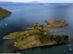 Casal londrino que comprou uma ilha escocesa como um projeto de aposentadoria está vendendo-a por £ 1,25 milhão – após 9 anos de lojas de barcos e visitas a pubs