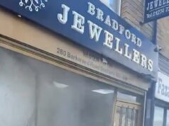 Bandidos mascarados com morcegos foram forçados a deixar £ 100.000 em ouro depois que um ataque a joias de rum foi frustrado por um proprietário de raciocínio rápido.