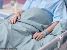 Marido que cortou o pênis depois que a esposa convidou uma segunda mulher para morar com eles processa depois que fotos de seus órgãos genitais em uma maleta médica vazaram