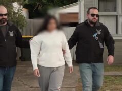 Adolescente com calças de treino retirada de casa e presa por suposto papel na ‘operação de vigilância’ do submundo