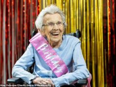 Mulher comemorando seu 105º aniversário diz que o segredo para uma vida longa é “uma boa xícara de chá com os amigos”