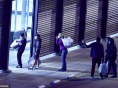 Brit que sentou ‘algumas fileiras’ de uma mulher com hantavírus que morreu após um voo para a África do Sul, detida e colocada em quarentena durante as férias na Itália, parceira que nem estava naquele voo
