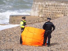 Três jovens que morreram no mar perto de Brighton foram encontradas ‘totalmente vestidas’ depois de participar de uma ‘noite de estudantes em uma boate à beira-mar’