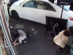 Momento incrível desfrutando de uma refeição em um café movimentado na calçada de Melbourne