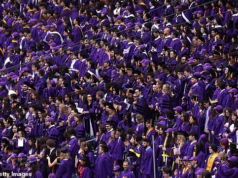 Alunos vigilantes da NYU tentam demitir o orador de formatura dizendo que ele é muito brando e obcecado em cancelar pessoas