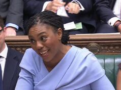 Quentin Letts: Com aquela voz esfumaçada, Kemmy encheu as ruas com tanta habilidade que até Carey gritou de alegria.