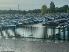 Isso não vai ajudar na tristeza pós-feriado! Dezenas de carros estacionados no aeroporto de Heathrow foram arrastados pelas enchentes
