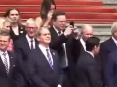 Elon Musk se tornou instantaneamente viral na China depois de tirar uma foto turística de 360 graus enquanto posava com outros bilionários da tecnologia durante a visita de Estado de Trump