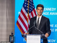 O herdeiro de Kennedy, Jack Schlossberg, ‘desaparece de sua campanha de alto nível no Congresso para adotar um NAP’, enquanto escândalos assolam seu assessor da ‘loja de dólares’ detalhando sua candidatura ao cargo.