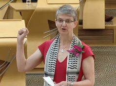 ‘Hipocrisia’ no coração de Holyrood, já que os MSPs Verdes usam lenços palestinos quando empossados