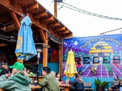 Indignação com o plano de realizar uma noite de solteiros para pessoas não vacinadas na cervejaria em Denver