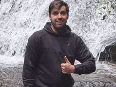 Professor de Brisbane acusado de usar o bate-papo do jogo do PlayStation para preparar meninos de até 11 anos – e pagar a um menino US$ 50 mil por sexo