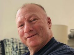 O trabalhador da construção civil de Nova York e sua esposa afirmam que seu acidente maluco com o penico arruinou sua vida sexual