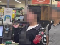 Veja o momento em que duas adolescentes arrancam itens das prateleiras de Ulisses enquanto esvaziam o supermercado