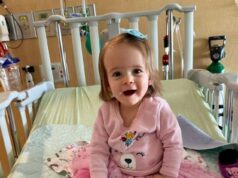 A visão dos pais salvou a vida do bebê quando a mãe e o pai o levaram às pressas para o pronto-socorro depois que ele não parava de chorar, os médicos inundaram a casa após uma descoberta horrível