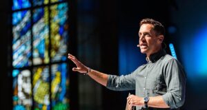 Megaigreja popular em crise depois que o pastor sênior renunciou repentinamente… enquanto rumores sobre crimes e sexo se espalhavam
