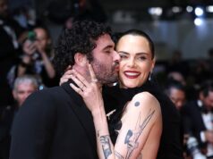 Cara Delevingne dá um beijo aconchegante na bochecha com a co-estrela Jordan Furstman ao se juntar a Léa Seydoux na estreia repleta de estrelas de Gentle Monster durante o Festival de Cinema de Cannes