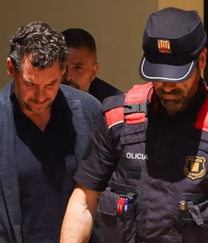 108715889-15832155-Jonathan_Andic_arrives_at_a_Barcelona_court_today_where_he_will_-a-2_177922238564.avif