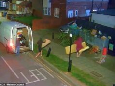 O momento em que os basculantes de chinelos foram pegos em flagrante na CCTV jogando lixo em uma rua residencial e foram multados em £ 2.300