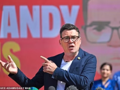 A eleição suplementar ‘de faca’ em Makersfield pode ser entregue a Andy Burnham, do Partido Trabalhista, pelo desafiante anti-reforma Nigel Farage, diz o guru das pesquisas
