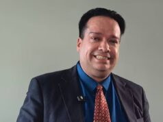 O autor norte-americano e o filho de um político do Texas foram acusados de ajudar a fornecer informações confidenciais à China