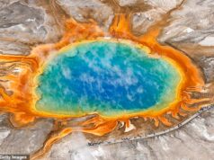 A foto incrível mostra o tamanho da maior fonte termal do mundo – e pequenos turistas nas proximidades