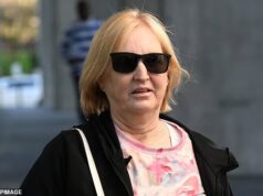 Mãe australiana acusada de matar seu filho com um smoothie envenenado agora foi acusada do assassinato de sua filha – enquanto amigos prometem manter sua memória viva