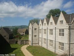 Um casal que desistiu de empregos de alto nível em Londres para comprar uma mansão Tudor de £ 750.000 no interior do País de Gales está vendendo-a por £ 1,5 milhão – depois de passar cinco anos reformando-a.