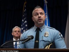 Um famoso chefe de polícia de Minneapolis, casado com uma colega, renunciou em meio a uma investigação de escândalo sexual sobre sua conduta