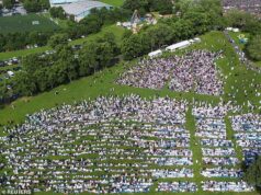 Muçulmanos se reúnem para assistir às orações em parques em todo o Reino Unido para celebrar o Eid al-Adha
