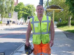 Builder, 62, ‘acusado de exposição indecente’ depois de trabalhar sem camisa de alta visibilidade em uma onda de calor de 31 ° C