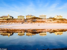 Cristãos ricos nos ‘Hamptons do Sul’ conhecidos por seduzir os novatos do MAGA para fora de sua liga, sussurrando segredos obscuros de batismos na praia