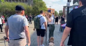 Protestos eclodiram em Norwich depois que sete migrantes afegãos foram acusados de estupro e abuso sexual infantil