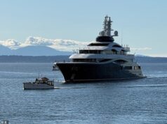 Mark Zuckerberg revira os olhos enquanto seu super iate multimilionário atraca no porto de Seattle… horas depois de demitir centenas de funcionários da Meta que moram na cidade