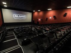 Os espectadores se revoltam depois que a nova política de lanches do teatro força os clientes a usar seus telefones durante os filmes