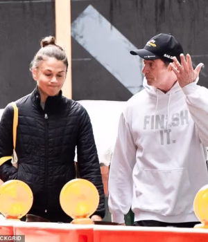 108914115-15853627-Hugh_Jackman_and_his_new_belle_Sutton_Foster_were_spotted_in_New-a-28_17799168766.avif