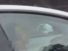 SYDNEY: Um homem foi filmado dormindo profundamente ao volante de um Tesla enquanto ele descia a rodovia M2 – antes que o motorista frenético começasse a buzinar.