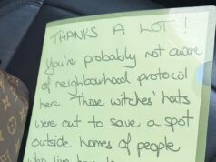 Australianos compartilham bilhetes manuscritos raivosos deixados em seus para-brisas depois que vizinhos reservam uma vaga de estacionamento com cones